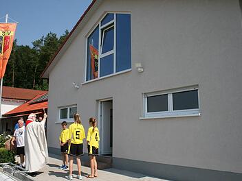 Pfarrer Stephan Hartmann segnete am Sonntag das sanierte Sportheim des TSV Wollbach. Foto: Gabriele Sell