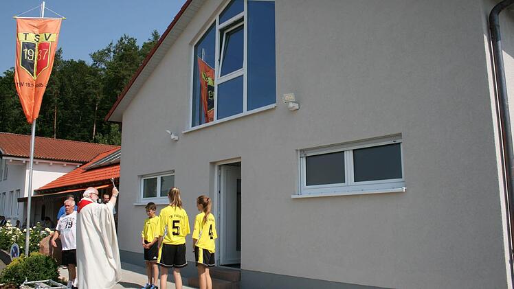 Pfarrer Stephan Hartmann segnete am Sonntag das sanierte Sportheim des TSV Wollbach. Foto: Gabriele Sell