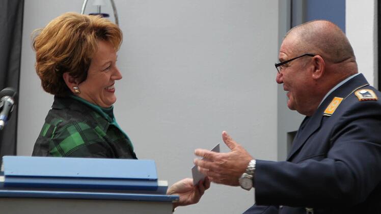 Bürgermeisterin Brigitte Meyerdierks bedankt sich für das Engagement der Reservisten. Foto: Ulrike Müller