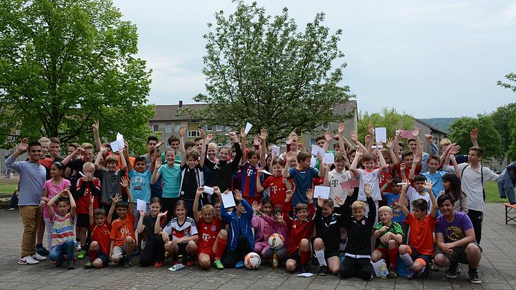 Die Schülermitverantwortung des Hammelburger Frobenius-Gymnasiums veranstaltete ein Turnier, bei dem Schüler mit Asylbewerberkindern Fußball spielten. Foto: Wiesner