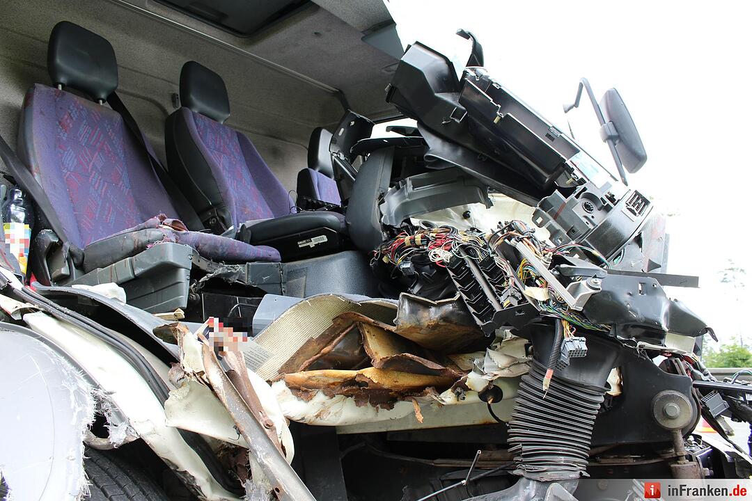 Kleinlaster fährt auf Lkw auf