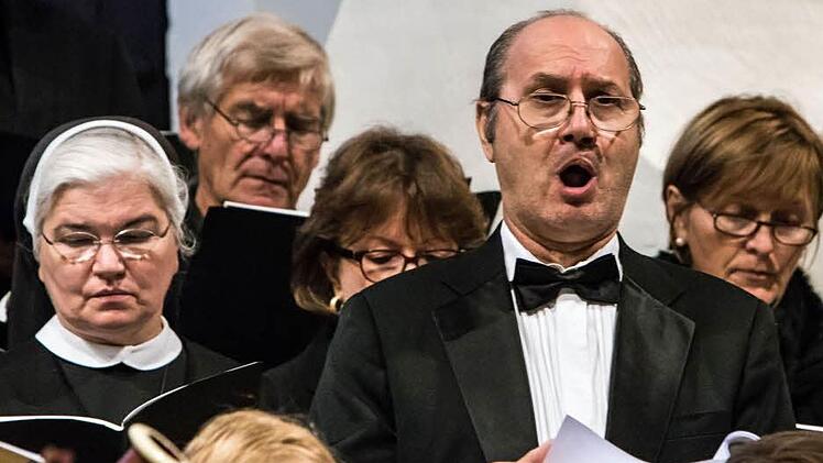Begeisterten Beifall gab es am Ende für die Aufführung von Rossinis "Stabat Mater" in der Coburger Morizkirche: Frano Lufi (Bass).Foto: Jochen Berger