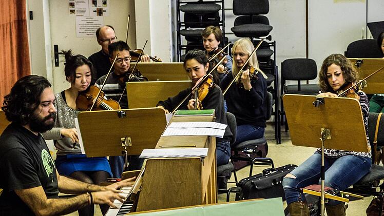 Proben-Impressionen: Das Philharmonische Orchester bereitet sich auf das Tango-Konzert am Samstag im Landestheater Coburg vor: Am Klavier: Juan Estaban Cuacci als musikalischer LEiterFoto: Jochen Berger