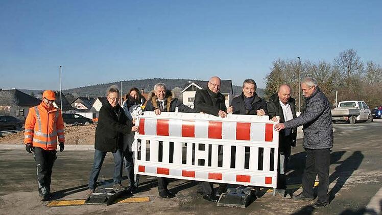 Seit gestern geht's rund am westlichen Verkehrsknoten des Marktes Hirschaid. Landrat Johann Kalb, MdL Heinrich Rudrof, Bürgermeister Klaus Homann mit seinen Stellvertretern Elke Eberl und Hans Wichert sowie Vertreter des Planungsbüros machten den Weg frei.  Foto: Werner Baier
