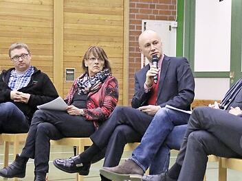 Moderiert von Saale-Zeitungs-Redakteur Ralf Ruppert (Mitte) diskutierten Betriebsrat Marc Herrmann, MdL Kathi Petersen, Bürgermeister Karl-Heinz Kickuth und Gewerkschafter Thomas Höhn (von links) über die Zukunft des Elfershäuser Schaeffler-Werks. Foto: Robert Wagner