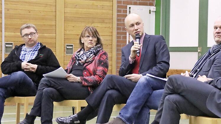 Moderiert von Saale-Zeitungs-Redakteur Ralf Ruppert (Mitte) diskutierten Betriebsrat Marc Herrmann, MdL Kathi Petersen, Bürgermeister Karl-Heinz Kickuth und Gewerkschafter Thomas Höhn (von links) über die Zukunft des Elfershäuser Schaeffler-Werks. Foto: Robert Wagner