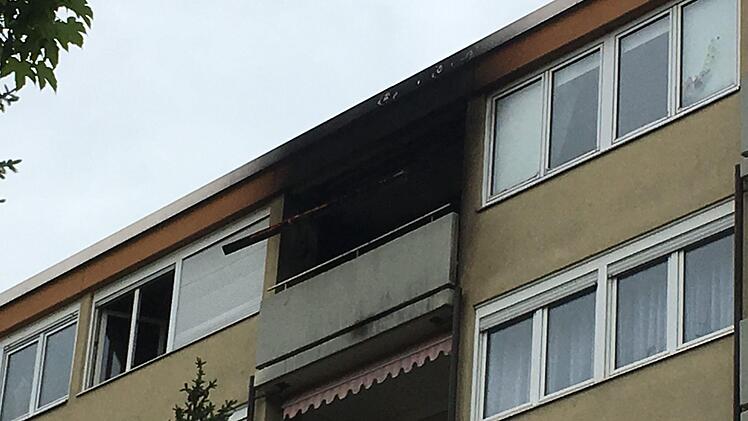 Brand in Nürnberg: Einsatzkräfte der Feuerwehr und Polizei rückten am Dienstagmorgen zu einem Einsatz in der Herriedener Straße aus. Foto: NEWS5 / Friedrich
