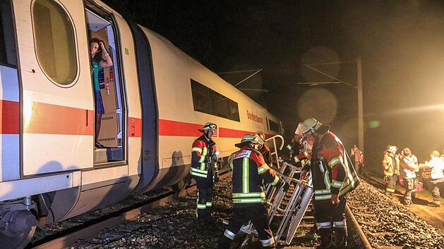Wegen schwerer Unwetter: Ein Zug musste auf der Strecke Nürnberg-München nothalten. Ein Baum hatte die Oberleitung beschädigt und den ICE zum Stopp gezwungen. Die 400 Passagiere waren gut drei Stunden gefangen. Foto: Friedrich/News 5
