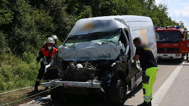 Transporter kracht in Heck von Lastwagen: Fahrer schwer verletzt