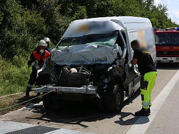 Transporter kracht in Heck von Lastwagen: Fahrer schwer verletzt