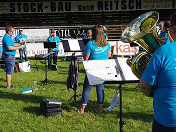 Die Musiker des Musikvereins Höfles-Vogtendorf proben bei schönem Wetter derzeit - mit gebührendem Sicherheitsabstand - auf dem Rasen des SV Höfles-Vogtendorf. Fotos: Marco Meißner