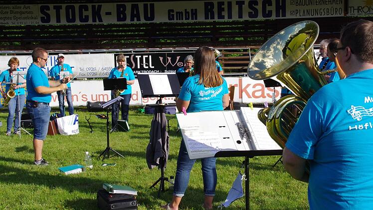 Die Musiker des Musikvereins Höfles-Vogtendorf proben bei schönem Wetter derzeit - mit gebührendem Sicherheitsabstand - auf dem Rasen des SV Höfles-Vogtendorf. Fotos: Marco Meißner