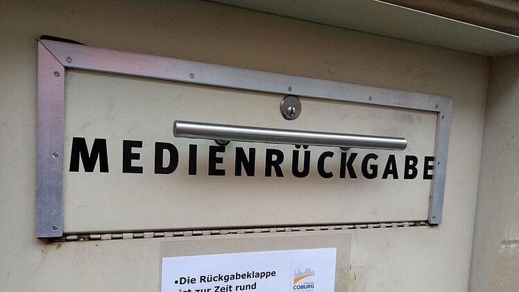 Über diese Box mit Klappe ist eine Rückgabe der Medien ohne direkten Kontakt mit dem Büchereipersonal möglich.Foto: Jochen Berger