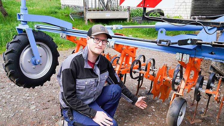 Mit der Maishacke bekämpft Biolandwirt Stefan Seidel Unkraut auf den Maisfeldern.