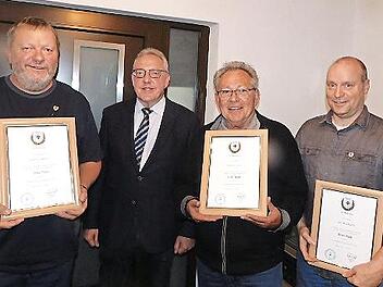 Für treue Mitgliedschaft wurden Achim Hübner, Hans Lesch und Vorsitzender Ino Machacek (von links) ausgezeichnet. Dazu gratulierte Bürgermeister Harald Hübner (Zweiter von links).