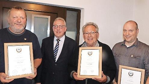 Für treue Mitgliedschaft wurden Achim Hübner, Hans Lesch und Vorsitzender Ino Machacek (von links) ausgezeichnet. Dazu gratulierte Bürgermeister Harald Hübner (Zweiter von links).
