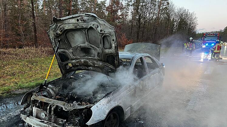 Heroldsberg: Auto brennt auf B2 vollst&auml;ndig aus - Wagen geh&ouml;rte wohl Familie mit kleinem Kind