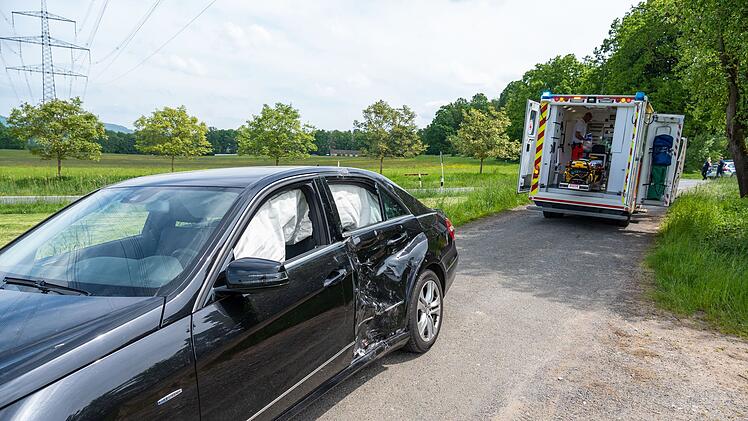 Zusammensto&szlig; im Kreuzungsbereich: Auto &uuml;bersieht Motorradfahrer