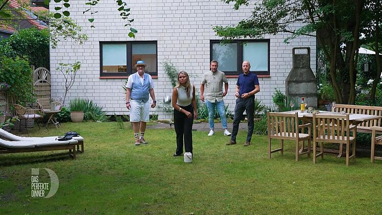 Mit Boccia sind die G&auml;ste besch&auml;ftigt, w&auml;hrend Christina in der K&uuml;che steht.