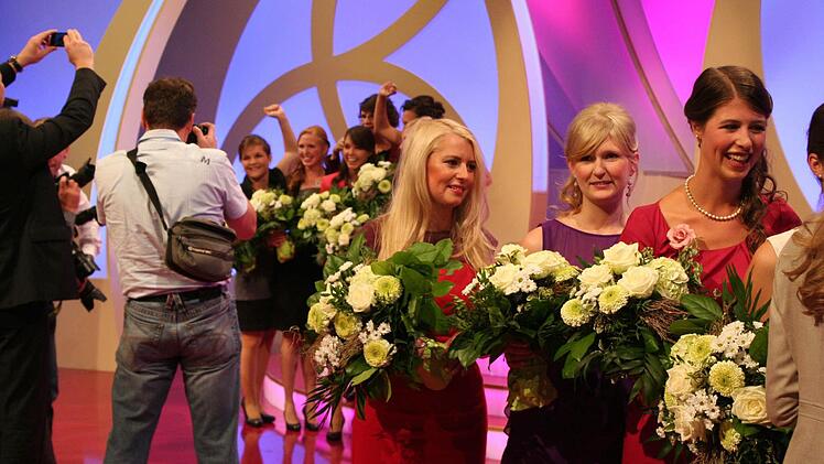 Die Fotografen stürzen sich auf die sechs Finalistinnen, während Melanie Dietrich (rechts) und weitere sieben Bewerberinnen die Bühne verlassen. Foto: Dieter