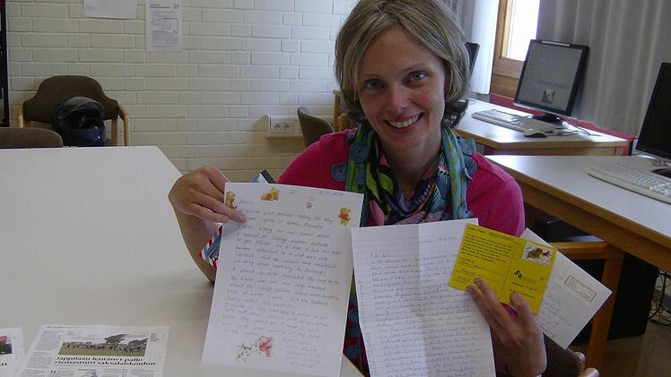 Christine Nanke von der Gräfenberger Realschule präsentiert die Briefe, die zum Luftballon von Felix alle eingetroffen sind.