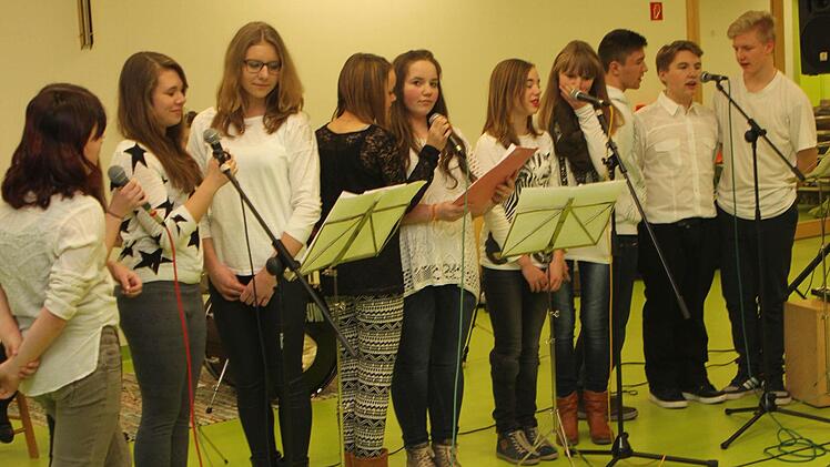 Die 8. Klasse überbrachte die Glückwünsche der Schüler mit "Four Chord Song". Foto: Günther Geiling