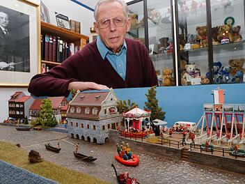 Eric Kluge erlaubt sich einen Spaß: Seine Mini-Sandkerwa zeigt nun auch ein Boot, in dem vier Männer auf der Regnitz zu sehen sind. Foto: Matthias Hoch