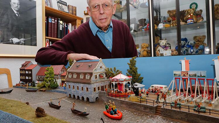 Eric Kluge erlaubt sich einen Spaß: Seine Mini-Sandkerwa zeigt nun auch ein Boot, in dem vier Männer auf der Regnitz zu sehen sind. Foto: Matthias Hoch