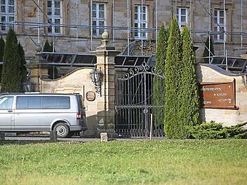 Ende November fuhren die Ermittler vor der Seniorenresidenz Schloss Gleusdorf zur Hausdurchsuchung vor (unser Bild). Am Freitag erfolgte die nächste Stufe der Spurensuche: Auf einem Friedhof im Raum Bamberg wurde die Leiche eines früheren Heimbewohners exhumiert. Foto: News5/Herse