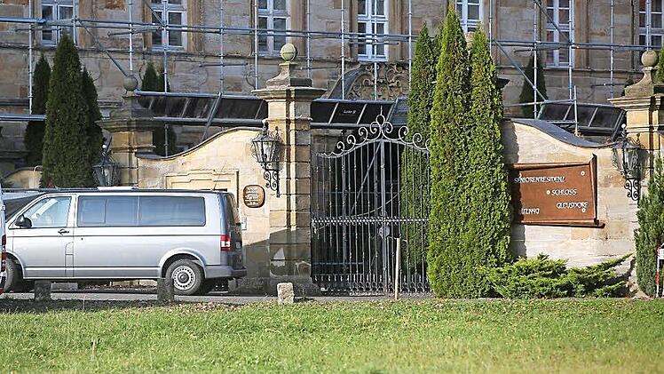 Ende November fuhren die Ermittler vor der Seniorenresidenz Schloss Gleusdorf zur Hausdurchsuchung vor (unser Bild). Am Freitag erfolgte die nächste Stufe der Spurensuche: Auf einem Friedhof im Raum Bamberg wurde die Leiche eines früheren Heimbewohners exhumiert. Foto: News5/Herse