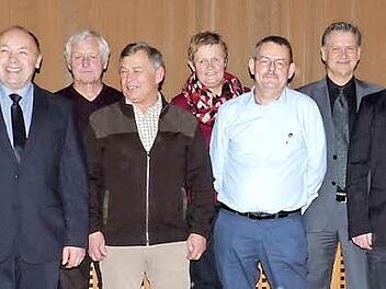 Bei der Schiedsrichtergruppe Kronach gab es Ehrungen: (von links) Jörg Kapfhammer, Walter Geck, Thomas Meindlschmidt, stellvertretender Obmann Thomas Mattes, Gerhard Te Kloot, Hans Regel, Anette Fischer, Roland Demel, BSA-Mitglied Thomas Stammberger, Sebastian Demel, VSA-Mitglied Andreas Oppelt und Gruppenobmann Michael Völk. Foto: Corinna Schmittlein