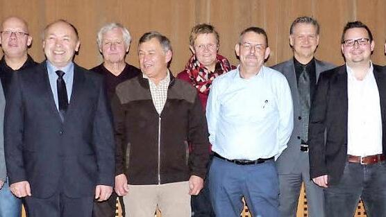 Bei der Schiedsrichtergruppe Kronach gab es Ehrungen: (von links) Jörg Kapfhammer, Walter Geck, Thomas Meindlschmidt, stellvertretender Obmann Thomas Mattes, Gerhard Te Kloot, Hans Regel, Anette Fischer, Roland Demel, BSA-Mitglied Thomas Stammberger, Sebastian Demel, VSA-Mitglied Andreas Oppelt und Gruppenobmann Michael Völk. Foto: Corinna Schmittlein