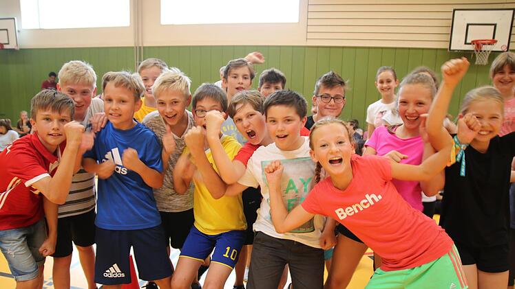 Die Klasse 5d schlug einige ältere Mannschaften und hatte dementsprechend allen Grund zum Jublen.  Foto: Andreas Schmitt