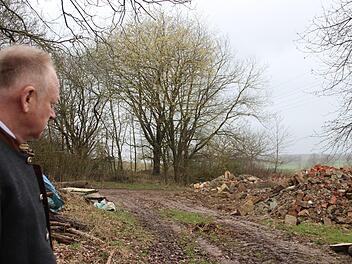 Bürgermeister Helmut Blank sah sich letzte Woche den Bauschutt vor Ort an. Am Montag kochte das Theme im Stadtrat kurz hoch. Heike Beudert
