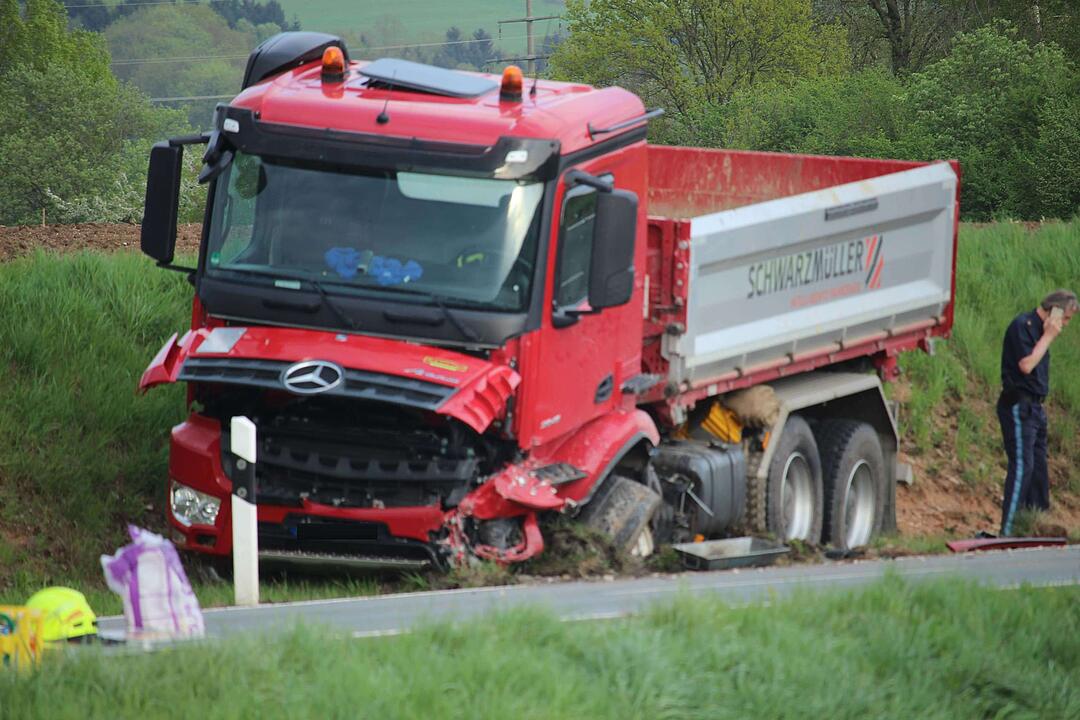 Frontalcrash mit Lkw in Oberfranken - 34-jähriger Autofahrer stirbt