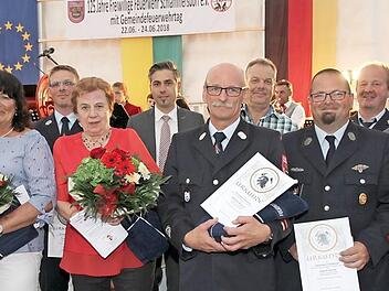 Die geehrten Mitglieder, die für besonderen Verdienst um die Ortswehr ausgezeichnet wurden, mit Schirmherr MdL Michael Hofmann und Bürgermeister Torsten Gunselmann.  Fotos: Mathias Erlwein