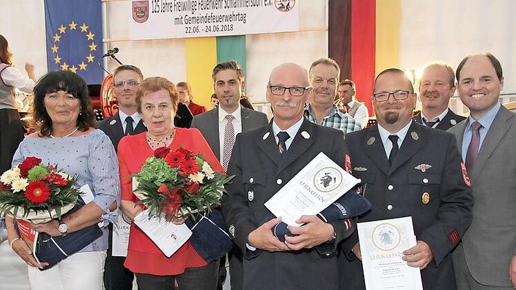 Die geehrten Mitglieder, die für besonderen Verdienst um die Ortswehr ausgezeichnet wurden, mit Schirmherr MdL Michael Hofmann und Bürgermeister Torsten Gunselmann.  Fotos: Mathias Erlwein