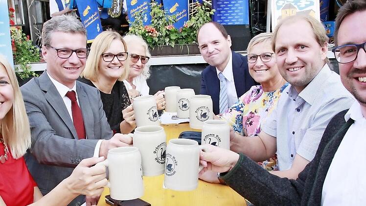 Die Ebermannstadter CSU griff mit dem Politischen Abend eine Tradition wieder auf, die in den letzten Jahren eingeschlafen war. Von links MdB Silke Launert, Bernd Sibler, Ortsvorsitzende Diana Striegel, FU-Kreisvorsitzende Gabriele Oost, MdL Michael Hofmann, Vizelandrätin Rosi Kraus, Ulrich Schürr, Rainer Schmeußer