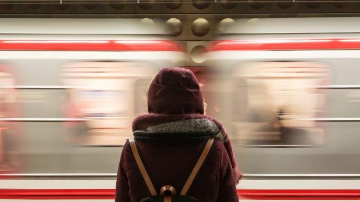 Nürnberg Hauptbahnhof: Ein 26-Jähriger, der erst vor kurzem aus der Haft entlassen worden war, belästigte am Samstagmorgen mehrere Frauen sexuell. Zusätzlich verletzte er einen Mann leicht und leistete Widerstand gegen die Polizei. Symbolfoto: StockSnap/Pixabay.com