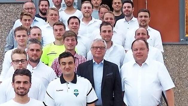 Ein Großteil des Vizemeisters FC Frankenwald 2. Mit im Bild die beiden Bürgermeister Robert Geigenmüller (im dunklen Jacket) und Werner Burger (rechts daneben).  Foto: Klaus-Peter Wulf