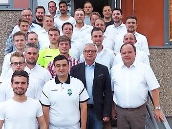 Ein Großteil des Vizemeisters FC Frankenwald 2. Mit im Bild die beiden Bürgermeister Robert Geigenmüller (im dunklen Jacket) und Werner Burger (rechts daneben).  Foto: Klaus-Peter Wulf