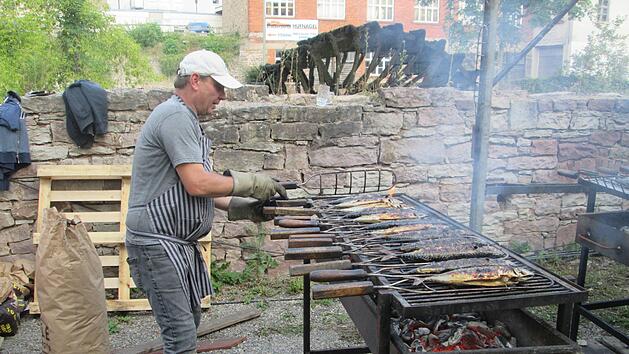 Ein hei&szlig;er Job: Forellen und Makrelen, frisch vom Grill, z&auml;hlen zu den beliebten Leckerbissen beim Fischfest.  Foto: Winfried Ehling