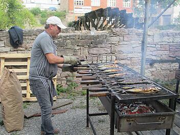 Ein heißer Job: Forellen und Makrelen, frisch vom Grill, zählen zu den beliebten Leckerbissen beim Fischfest.  Foto: Winfried Ehling