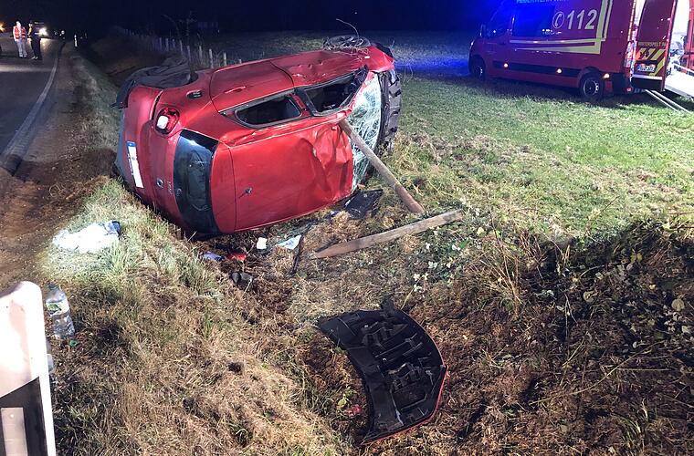Seßlach: Tot im Straßengraben gefunden - Autofahrer kommt von Fahrbahn ab und stirbt