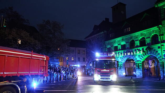 Mit Blaulicht ins neue Gebäude: Spektakulärer Umzug der Feuerwache in Fürth