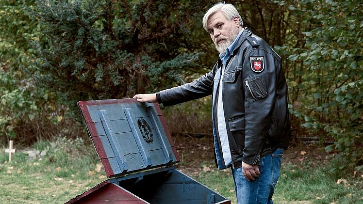 Wohin führt die Tür mit dem DDR-Wappen? Koops (Aljoscha Stadelmann) macht eine Entdeckung.