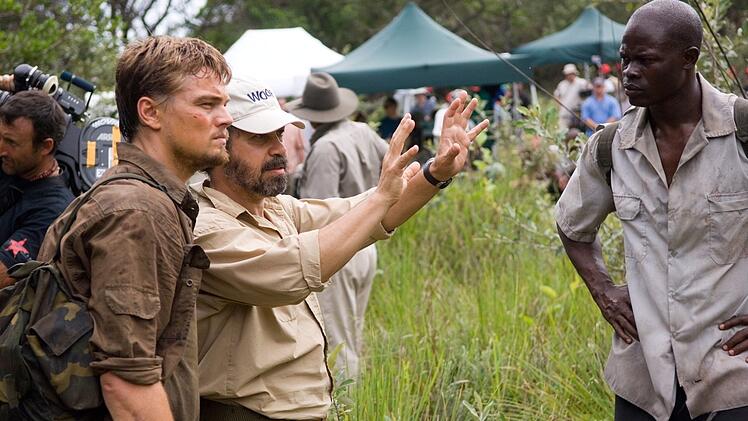 Regisseur Edward Zwick (Mitte) gibt letzte Regieanweisungen an Leonardo DiCaprio (links) und Djimon Hounsou.
