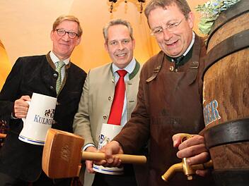 Der Probeanstich ist OB Henry Schramm (CSU) geglückt. Mit im Bild: Hans P. van Zon (links) und Markus Stodden vom Kulmbacher-Vorstand. Fotos: Christian Holhut