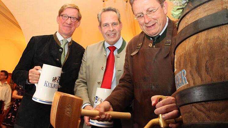 Der Probeanstich ist OB Henry Schramm (CSU) geglückt. Mit im Bild: Hans P. van Zon (links) und Markus Stodden vom Kulmbacher-Vorstand. Fotos: Christian Holhut