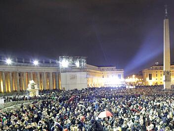 Auf dem Petersplatz haben sich am 12.03.2013 vor dem Petersdom zahlreiche Menschen versammelt. Sie warten auf das Ergebnis des ersten Wahlgangs der Papstwahl. Mit schwarzem Rauch würde ein erfolgloser Wahlgang signalisiert, weißer Rauch heißt: ein neuer Papst wurde gewählt. Die Kardinäle im Konklave bestimmen bei der Papstwahl den Nachfolger von Papst Benedikt XVI. Foto: Michael Kappeler/dpa